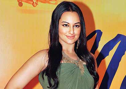 Sonakshi Sinha gets bike riding lesson from Ajay Devgn